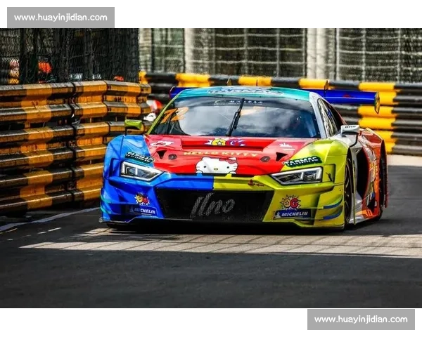 致命失控！赛车时速 200 公里飞出场外，观众尖叫逃命瞬间曝光