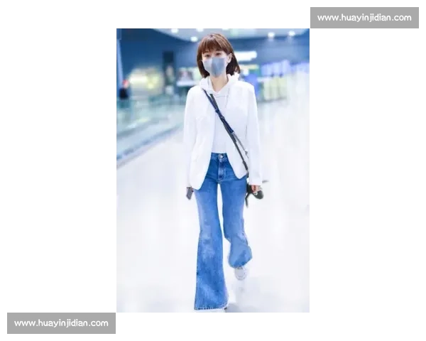 郑钦文柏林街拍：紫色网球包配 Labubu 玩偶，赛场外的个性符号